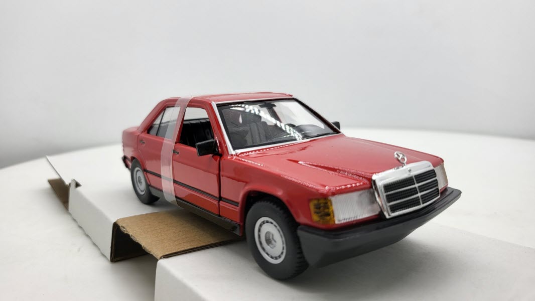 Bburago Mercedes 190 E 2.6 (W201) Rood 1987 - Schaal 1:24