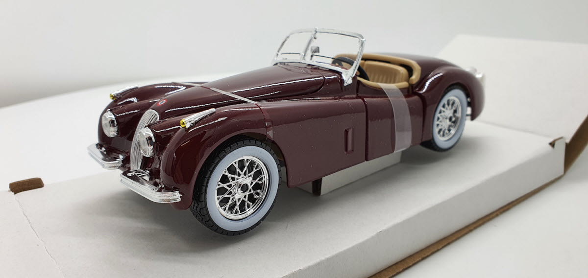 Bburago Jaguar XK 120 Roadster Donker Rood 1951 - Schaal 1:24