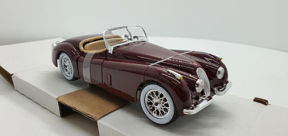 Bburago Jaguar XK 120 Roadster Donker Rood 1951 - Schaal 1:24