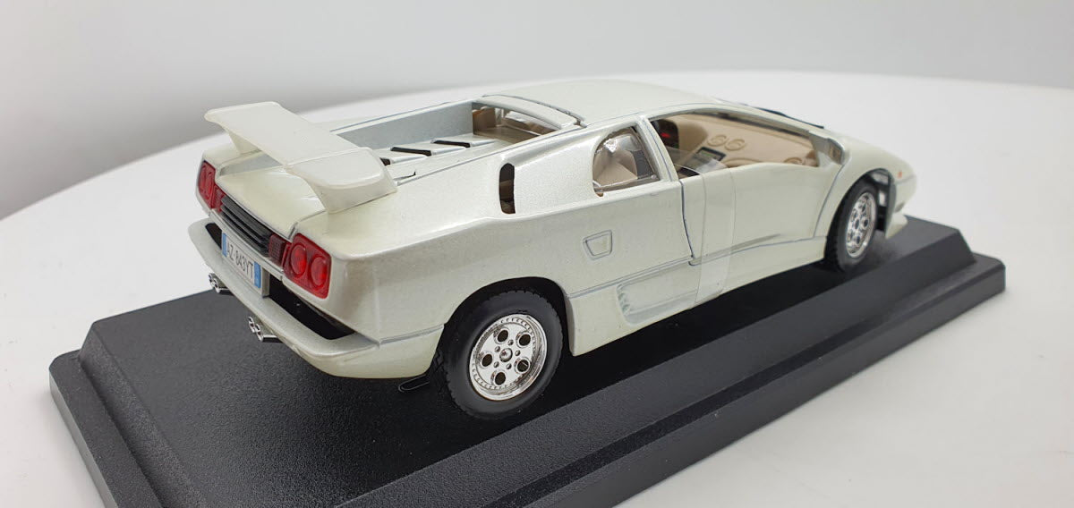 Bburago Lamborghini Diablo Wit - Schaal 1:24
