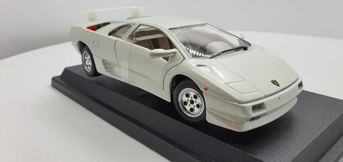 Bburago Lamborghini Diablo Wit - Schaal 1:24