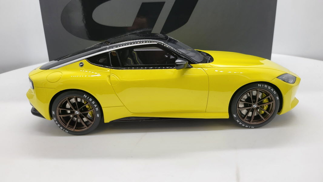 GT-Spirit Nissan Z Proto Geel 2022 - Schaal 1:18