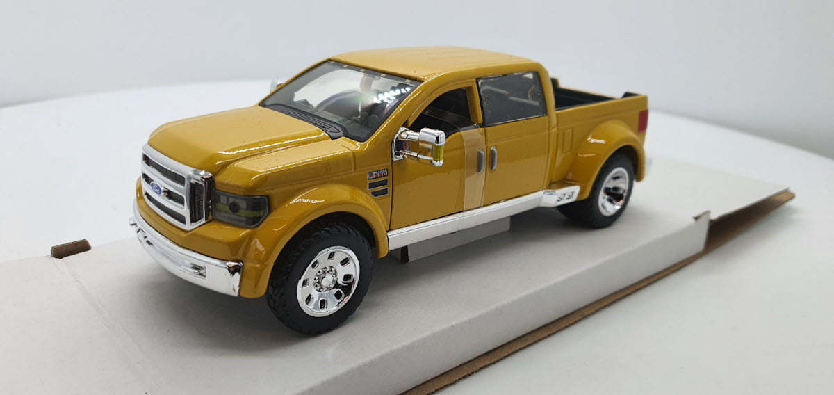Maisto Ford F-350 Mighty Super Duty Geel - Schaal 1:24
