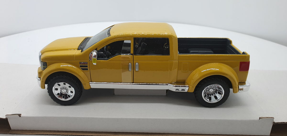 Maisto Ford F-350 Mighty Super Duty Geel - Schaal 1:24