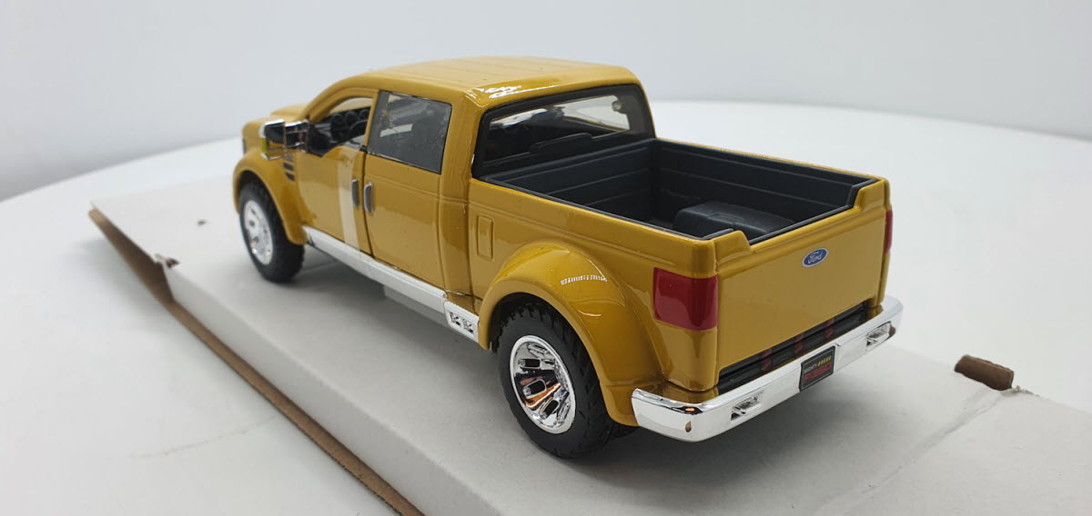 Maisto Ford F-350 Mighty Super Duty Geel - Schaal 1:24