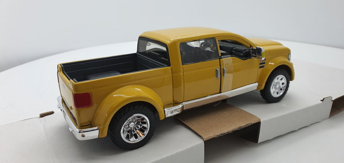 Maisto Ford F-350 Mighty Super Duty Geel - Schaal 1:24