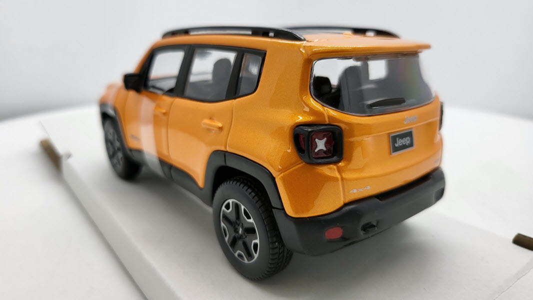 Maisto Jeep Renegade Oranje - Schaal 1:24