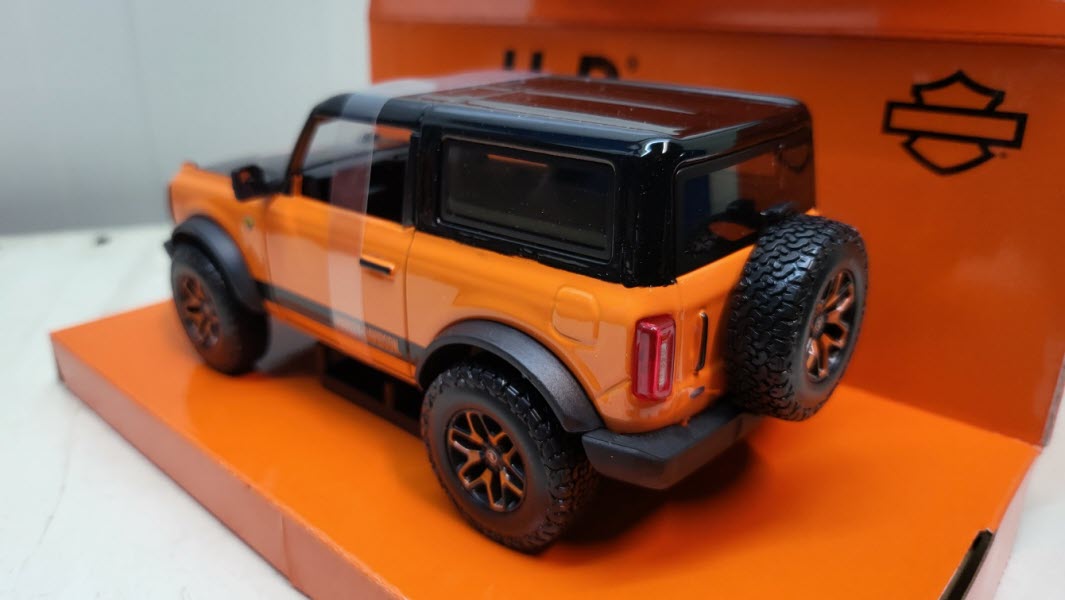 Maisto Ford Bronco Badlands met Harley-Davidson 2021 - Schaal 1:24