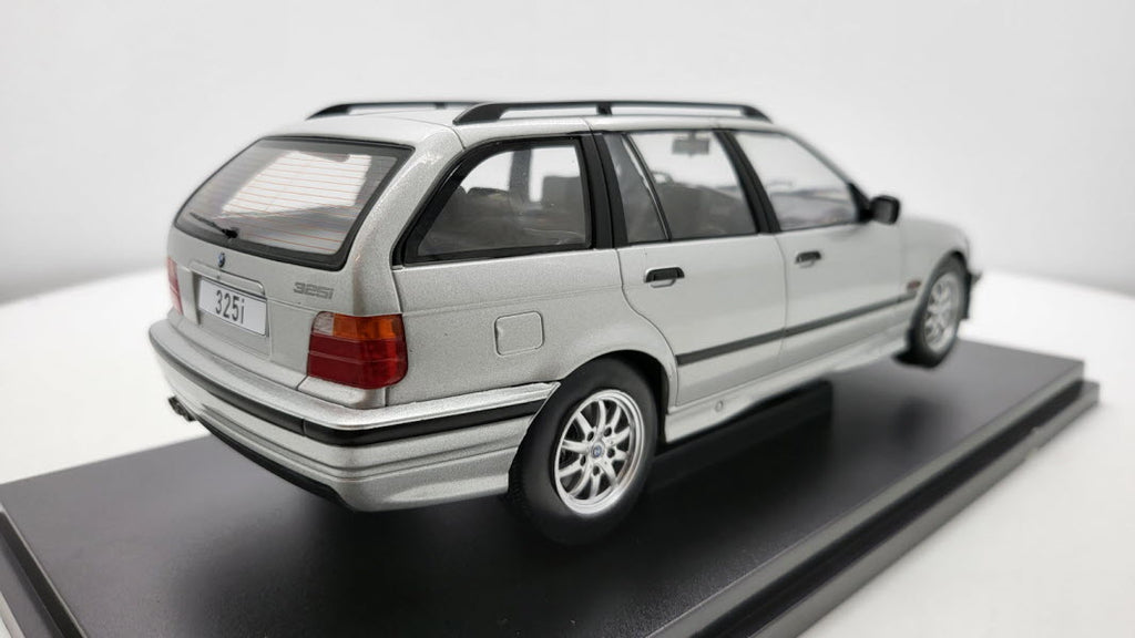 BMW 3-serie E36 Touring 1996 zilver metallic – MCG 1:18