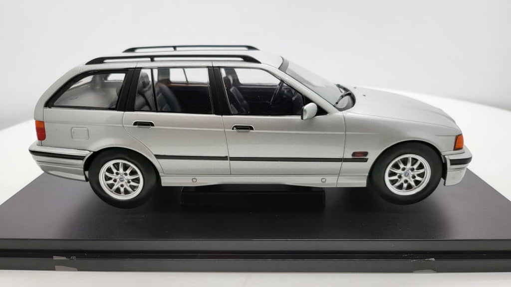 BMW 3-serie E36 Touring 1996 zilver metallic – MCG 1:18