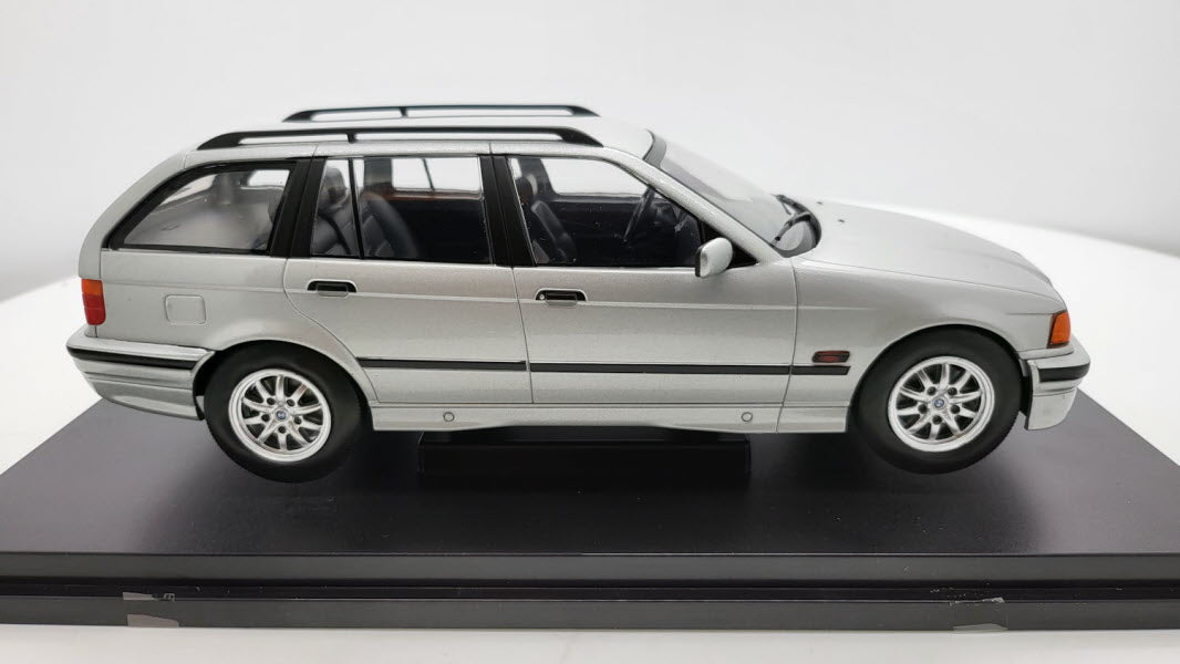BMW 3-serie E36 Touring 1996 zilver metallic – MCG 1:18