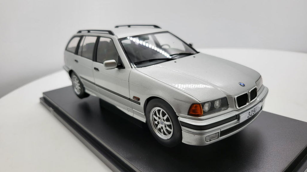 BMW 3-serie E36 Touring 1996 zilver metallic – MCG 1:18