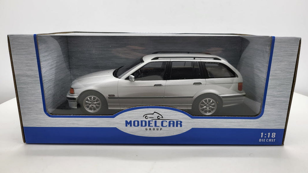 BMW 3-serie E36 Touring 1996 zilver metallic – MCG 1:18
