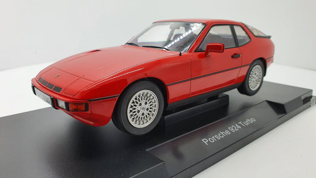 MCG: Porsche 924 Turbo Rood (1979) - Schaal 1:18
