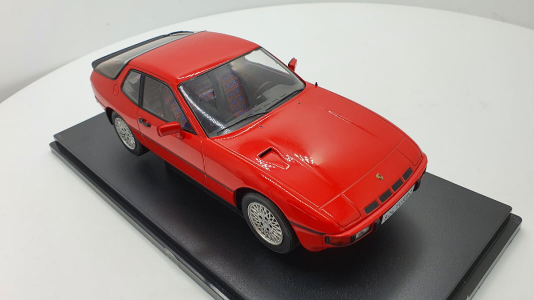 MCG: Porsche 924 Turbo Rood (1979) - Schaal 1:18