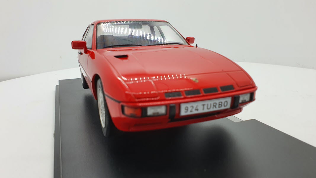 MCG: Porsche 924 Turbo Rood (1979) - Schaal 1:18