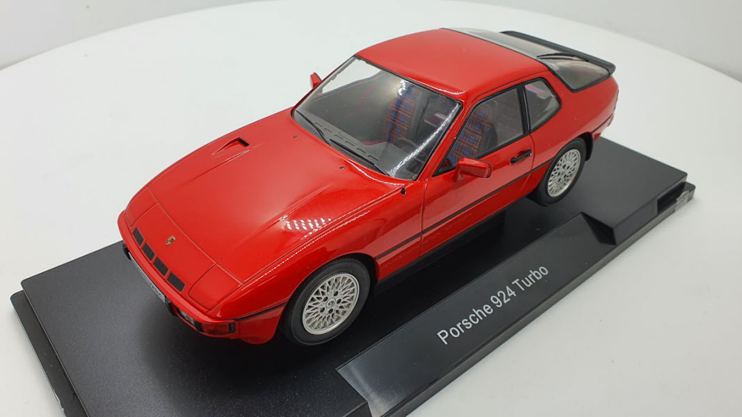 MCG: Porsche 924 Turbo Rood (1979) - Schaal 1:18