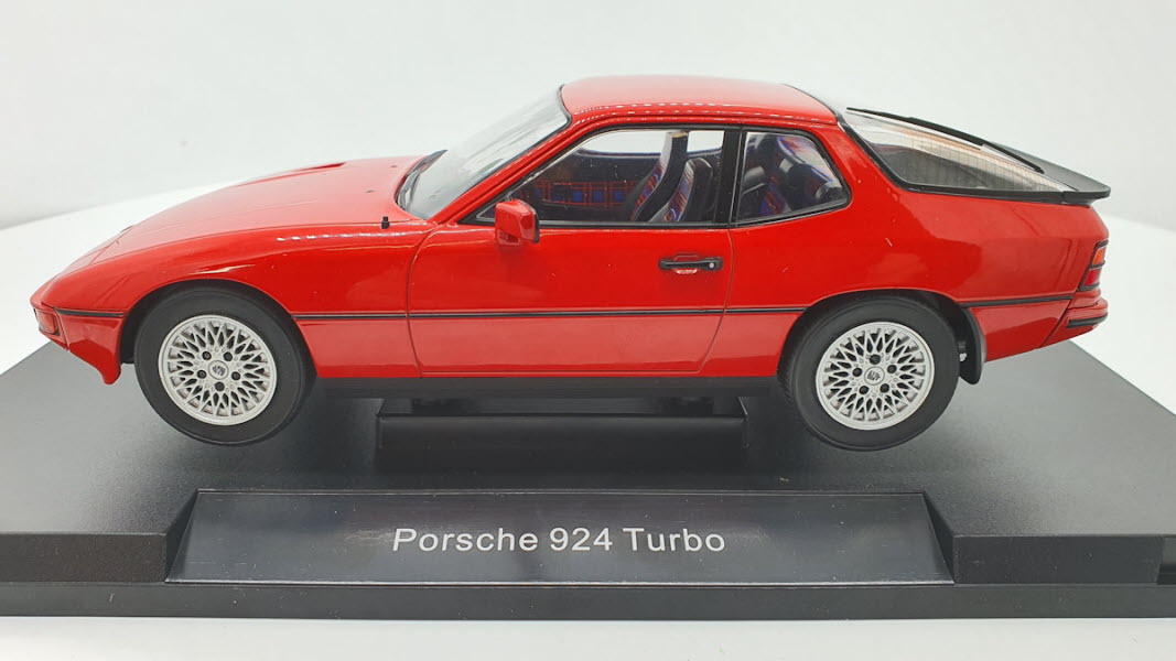 MCG: Porsche 924 Turbo Rood (1979) - Schaal 1:18