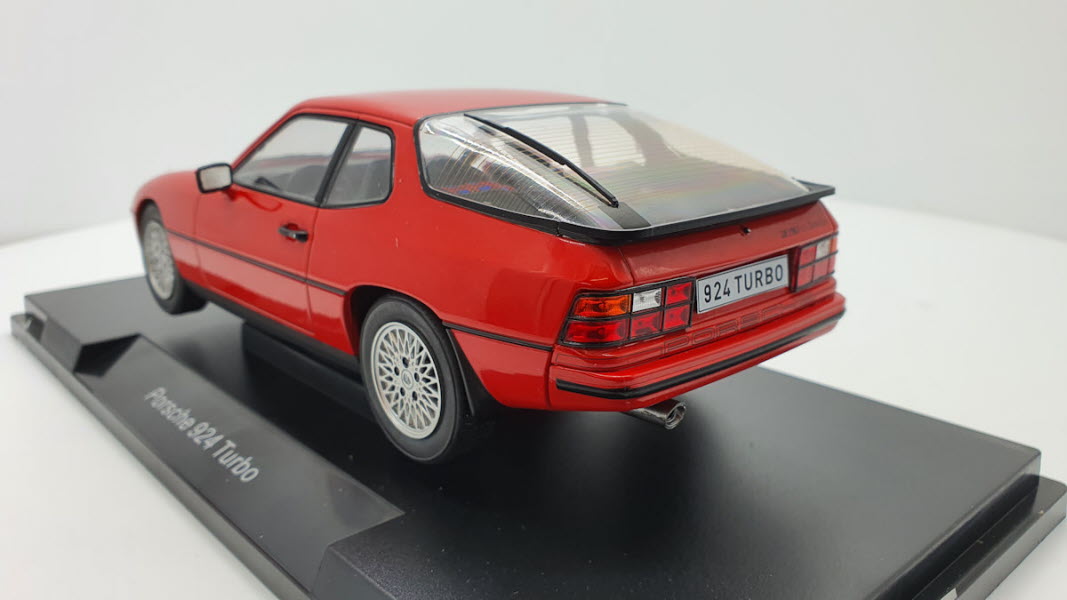 MCG: Porsche 924 Turbo Rood (1979) - Schaal 1:18