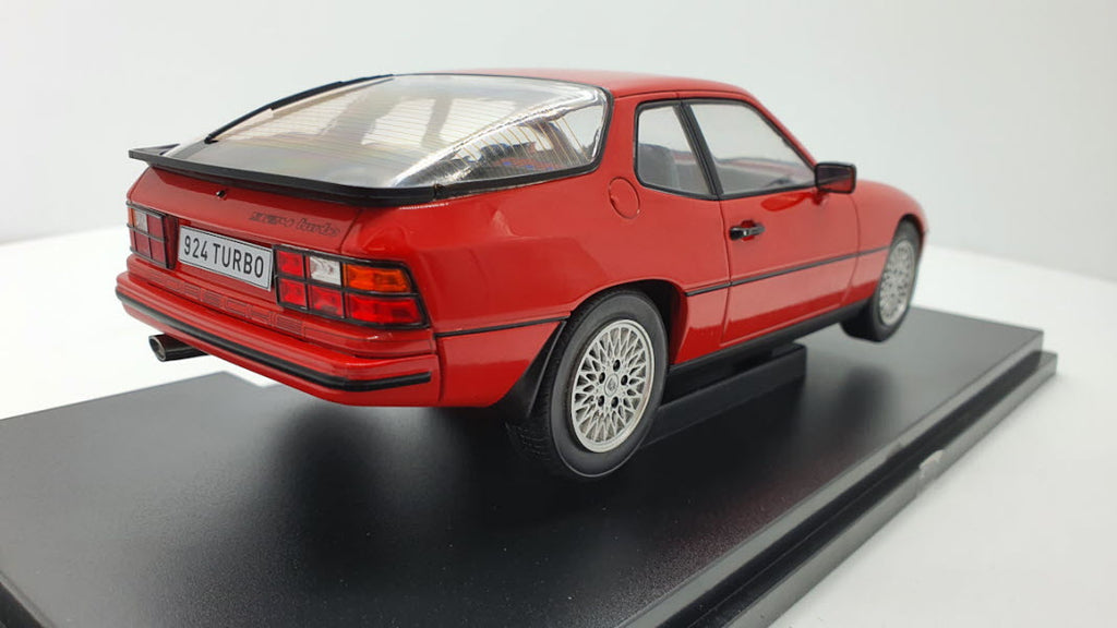 MCG: Porsche 924 Turbo Rood (1979) - Schaal 1:18