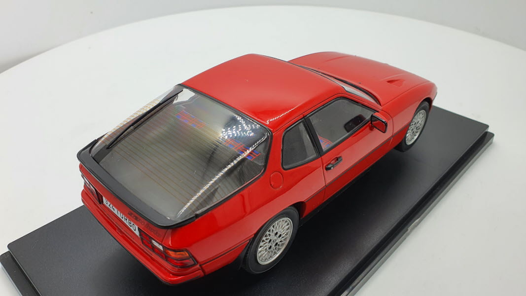MCG: Porsche 924 Turbo Rood (1979) - Schaal 1:18