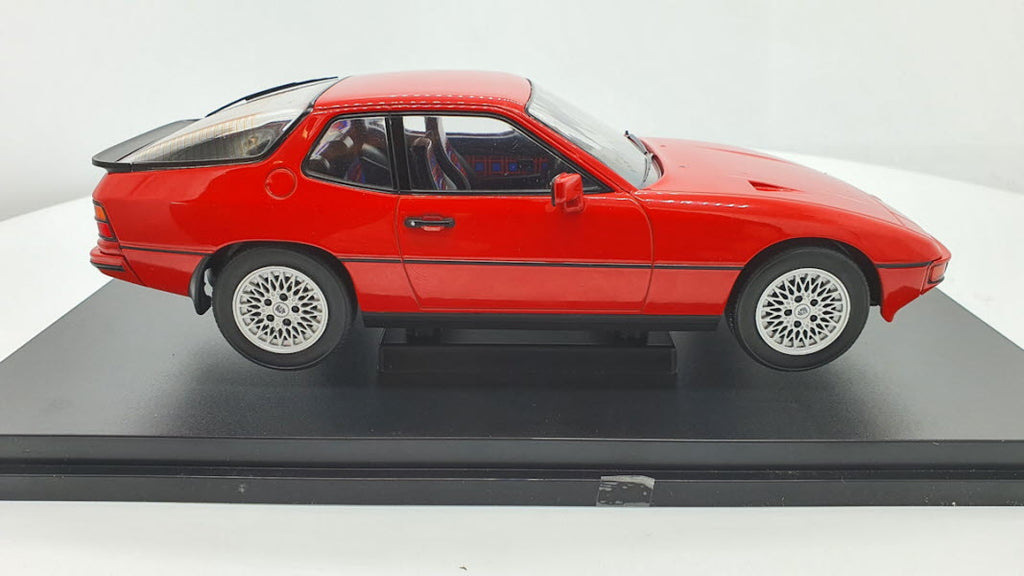 MCG: Porsche 924 Turbo Rood (1979) - Schaal 1:18