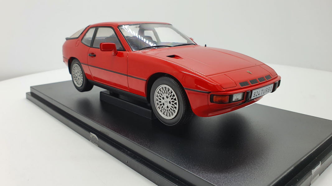 MCG: Porsche 924 Turbo Rood (1979) - Schaal 1:18