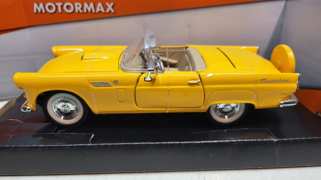 MotorMax Ford Thunderbird Donkergeel 1956 - Schaal 1:24