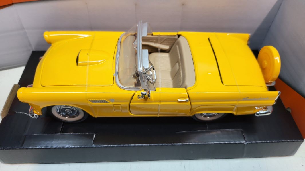 MotorMax Ford Thunderbird Donkergeel 1956 - Schaal 1:24