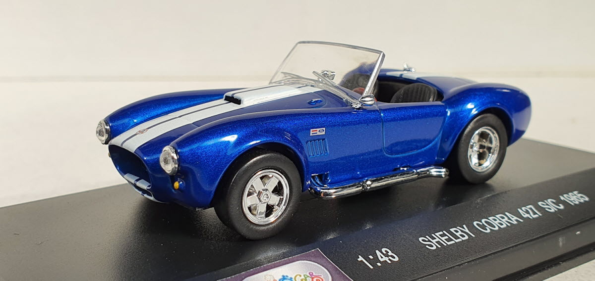 Shelby AC Cobra blauw met witte strepen – Potatocar 1:43