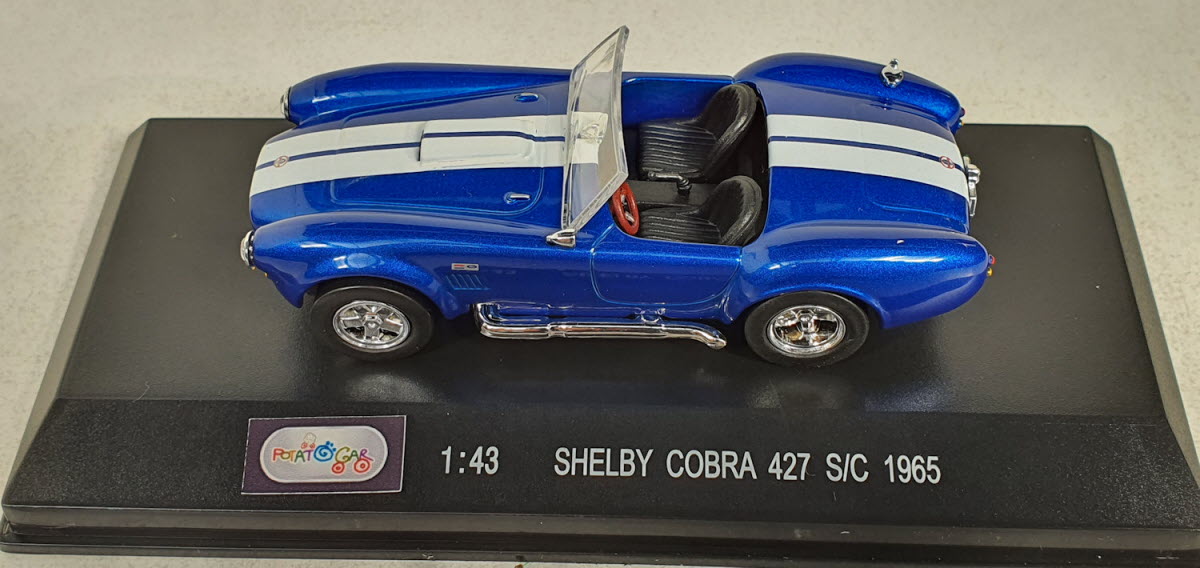 Shelby AC Cobra blauw met witte strepen – Potatocar 1:43