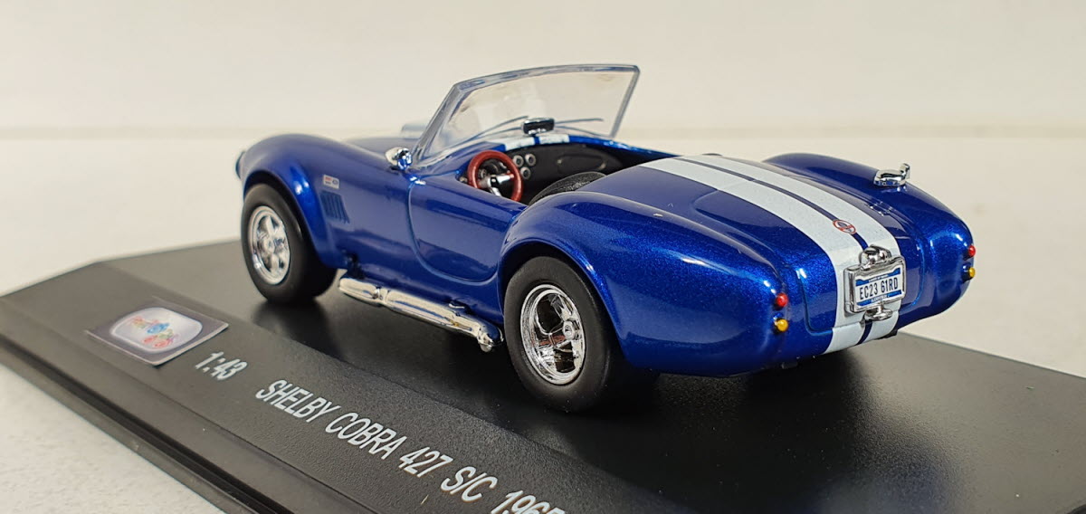 Shelby AC Cobra blauw met witte strepen – Potatocar 1:43