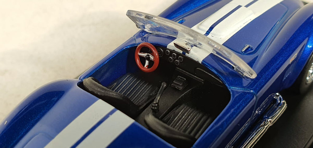 Shelby AC Cobra blauw met witte strepen – Potatocar 1:43