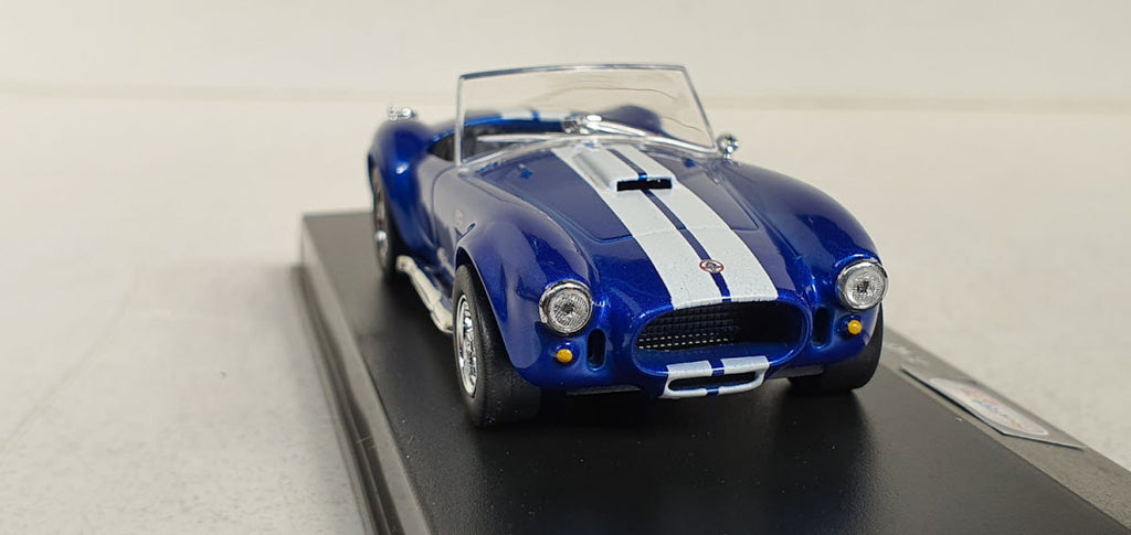 Shelby AC Cobra blauw met witte strepen – Potatocar 1:43