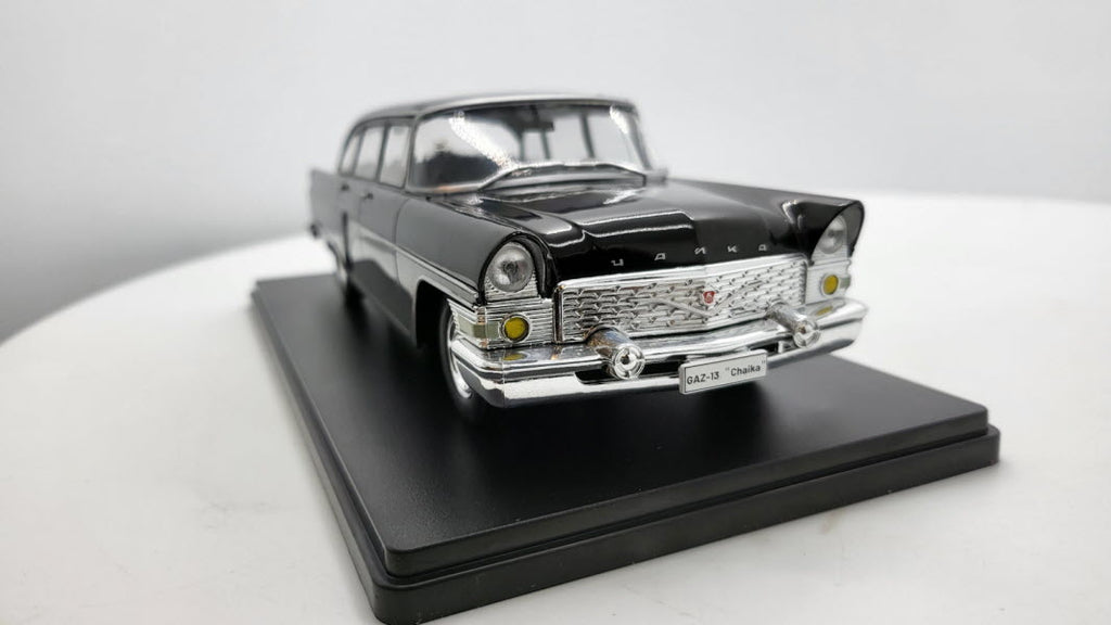 WhiteBox GAZ 13 Chaika Zwart - Schaal 1:24