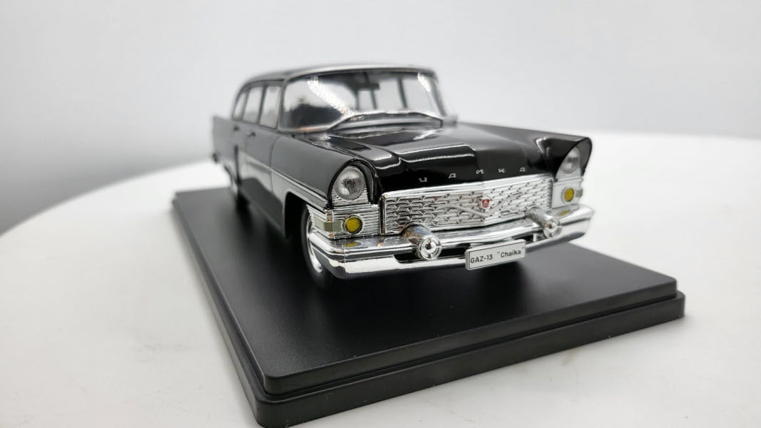 WhiteBox GAZ 13 Chaika Zwart - Schaal 1:24