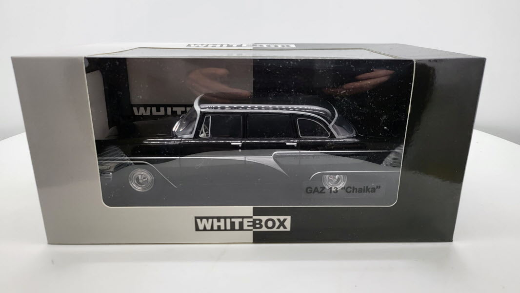 WhiteBox GAZ 13 Chaika Zwart - Schaal 1:24