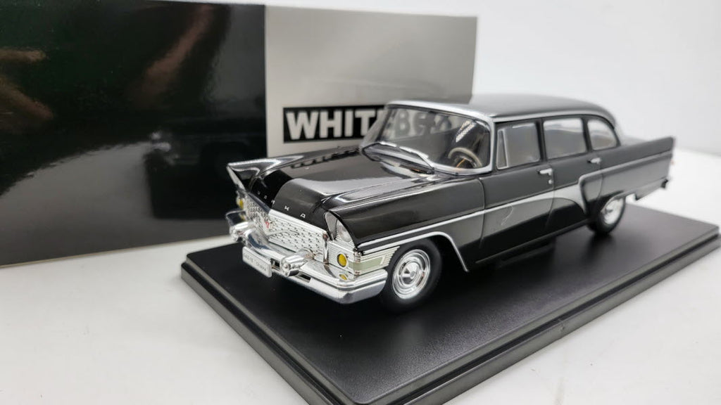 WhiteBox GAZ 13 Chaika Zwart - Schaal 1:24