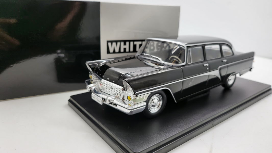 WhiteBox GAZ 13 Chaika Zwart - Schaal 1:24