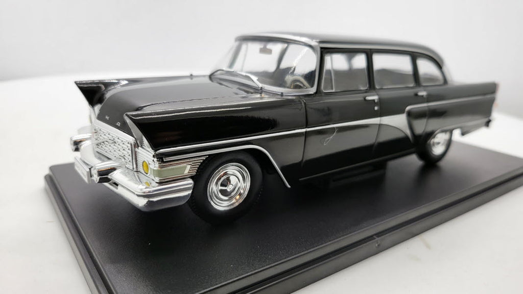 WhiteBox GAZ 13 Chaika Zwart - Schaal 1:24