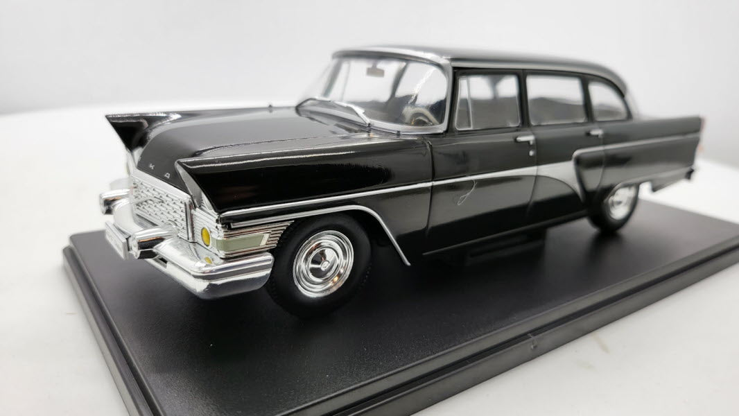 WhiteBox GAZ 13 Chaika Zwart - Schaal 1:24