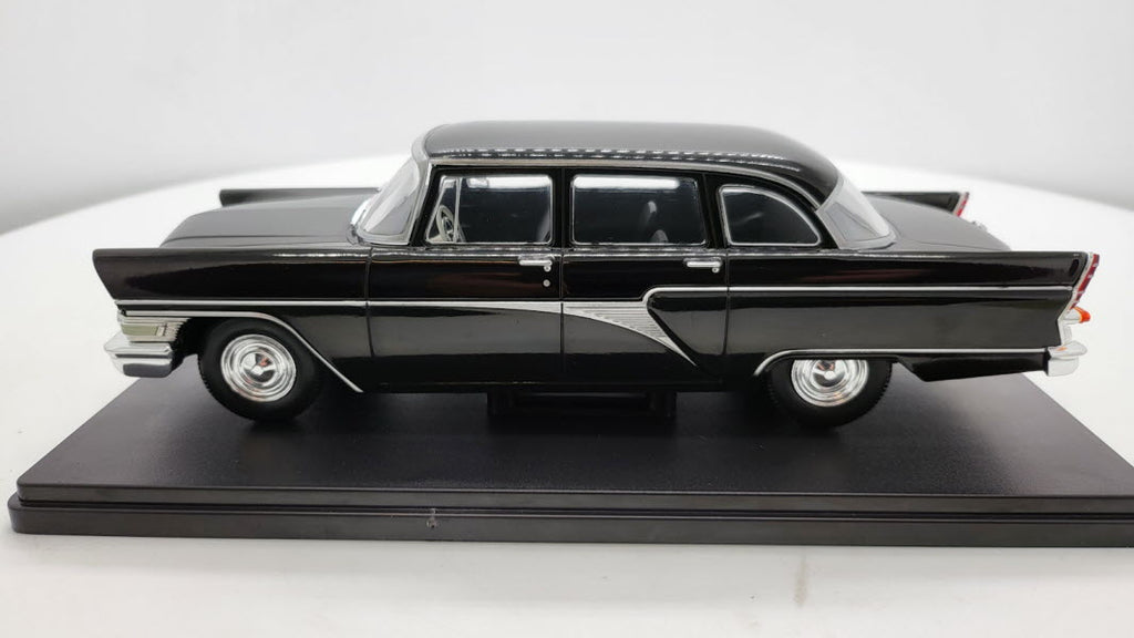WhiteBox GAZ 13 Chaika Zwart - Schaal 1:24