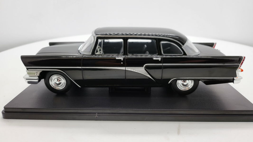 WhiteBox GAZ 13 Chaika Zwart - Schaal 1:24