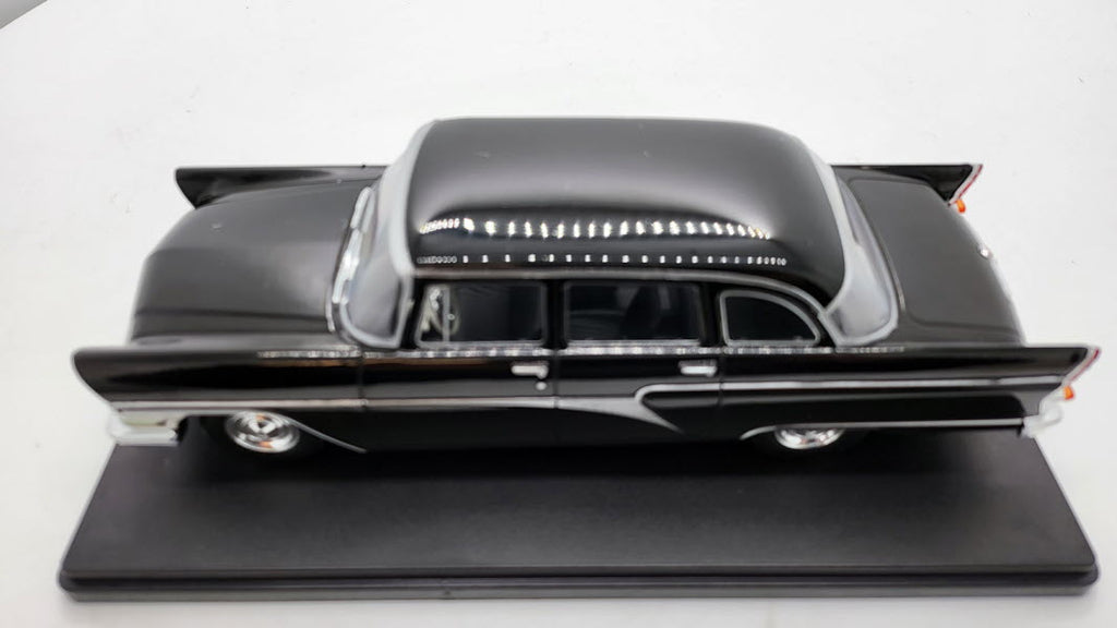 WhiteBox GAZ 13 Chaika Zwart - Schaal 1:24
