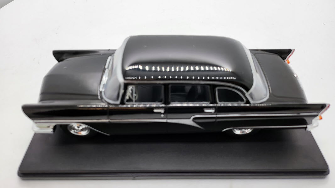 WhiteBox GAZ 13 Chaika Zwart - Schaal 1:24