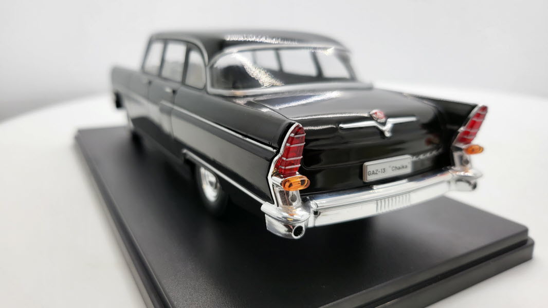 WhiteBox GAZ 13 Chaika Zwart - Schaal 1:24