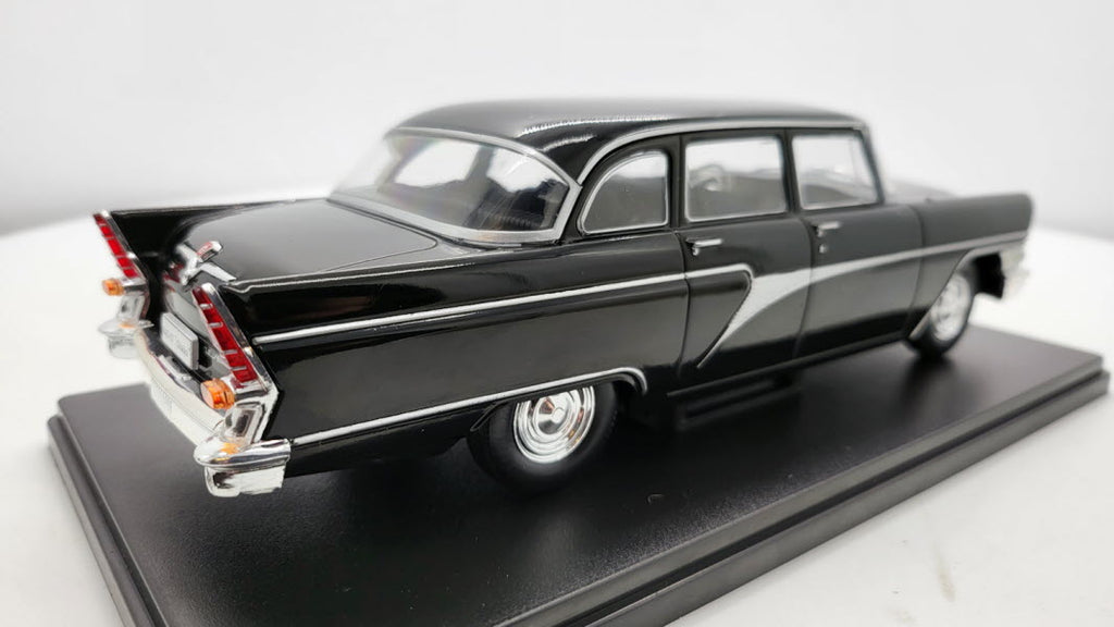 WhiteBox GAZ 13 Chaika Zwart - Schaal 1:24