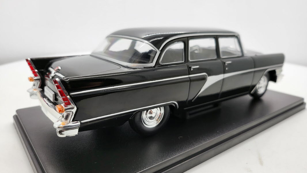WhiteBox GAZ 13 Chaika Zwart - Schaal 1:24