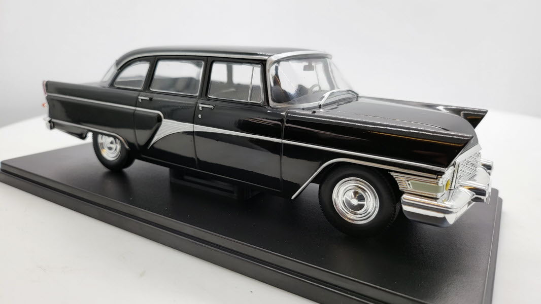 WhiteBox GAZ 13 Chaika Zwart - Schaal 1:24