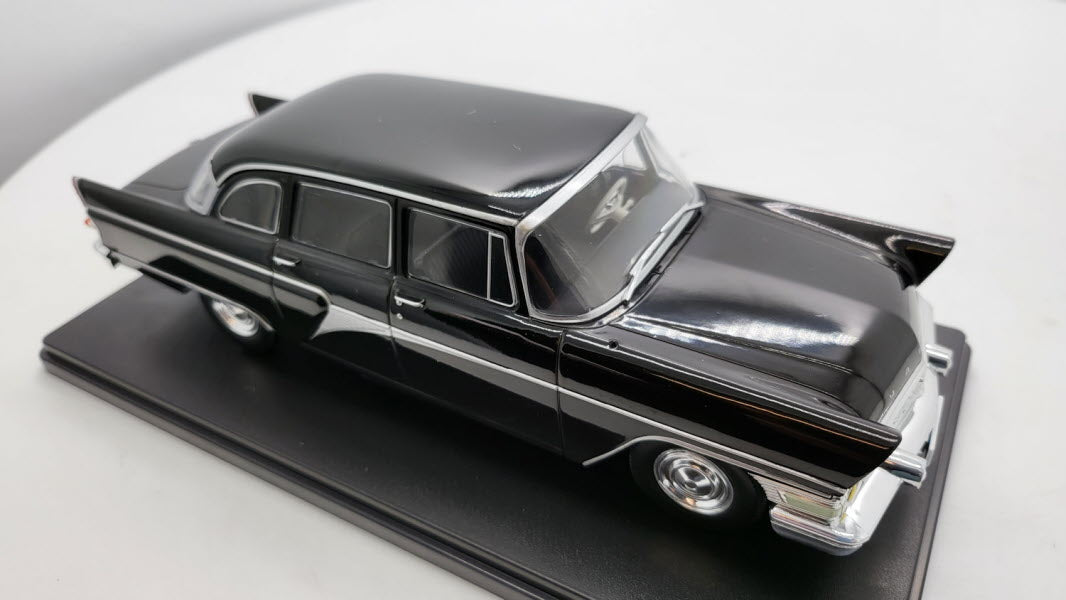 WhiteBox GAZ 13 Chaika Zwart - Schaal 1:24
